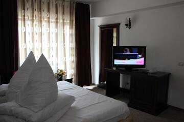Фото номера Двухместный номер с 1 кроватью и видом на горы Гостевой дом Hotel Miruna г. Сымбэта-де-Сус 19