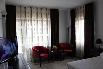 Фото номера Двухместный номер с 1 кроватью и видом на горы Гостевой дом Hotel Miruna г. Сымбэта-де-Сус 20