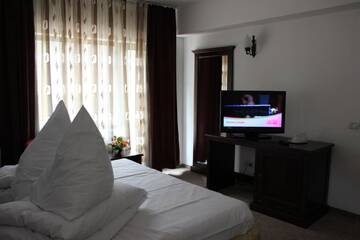 Фото номера Двухместный номер с 1 кроватью и видом на горы Гостевой дом Hotel Miruna г. Сымбэта-де-Сус 8
